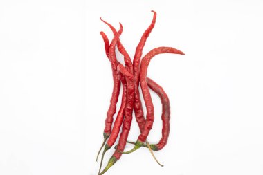 Beyaz arkaplanda kırmızı biber izole