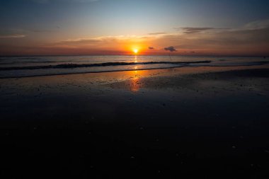 Sahilde çok güzel bir gün batımı