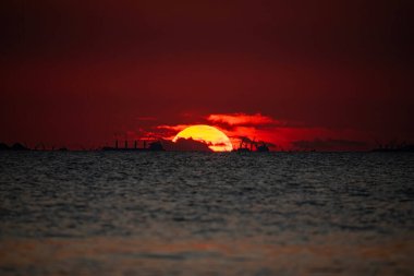 Sahilde çok güzel bir gün batımı