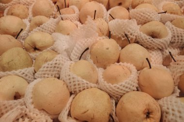 Ortasında sopa olan bir armut yığını..