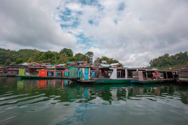 Kargo yükleyen veya yerleştiren küçük gemiler için küçük liman manzarası