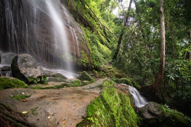 Güney Kalimanta ormanının iç kısımlarındaki doğal şelale çok serin ve hala el değmemiş.