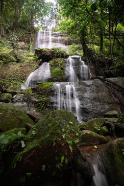 Güney Kalimanta ormanının iç kısımlarındaki doğal şelale çok serin ve hala el değmemiş.
