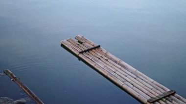 Göldeki ahşap iskele. Yüksek kalite 4k görüntü