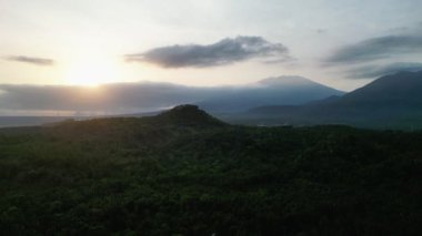 Tepelerin üzerinde bulutların üzerinde şafak. Yüksek kalite 4k görüntü