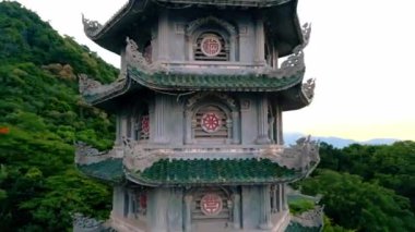 Tepeden manzaralı güzel bir pagoda manzarası. Yüksek kalite 4k görüntü