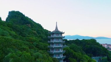 Tepeden manzaralı güzel bir pagoda manzarası. Yüksek kalite 4k görüntü