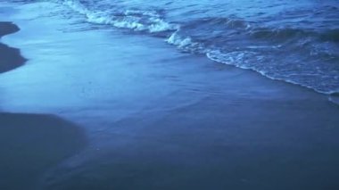 Beavh sıçramalarının kıyılarından gelen bir dalga. Yüksek kalite 4k görüntü