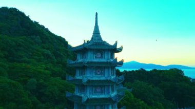 Tepeden manzaralı güzel bir pagoda manzarası. Yüksek kalite 4k görüntü