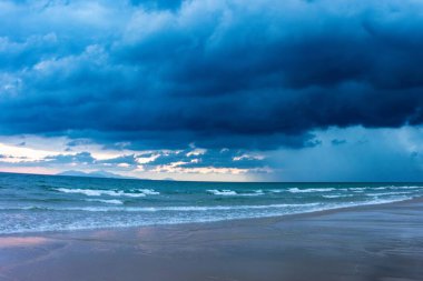 Güzel yağmur bulutları olan sahil. Yüksek kalite fotoğraf