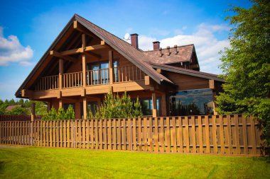 Çitleri ve çimleri olan güzel, modern çevre dostu ahşap bir ev. Yüksek kalite fotoğraf