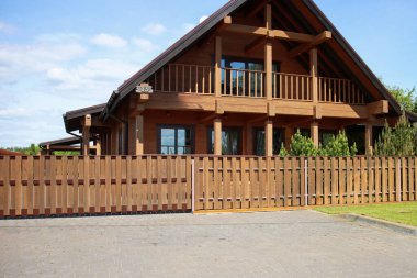 Modern çevre dostu ahşap ev. Yüksek kalite fotoğraf