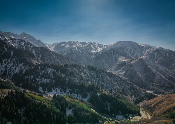 Tian Shan Medeu 'daki Serkebai Dağı.