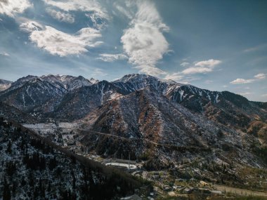 Tian Shan Medeu 'daki Serkebai Dağı.