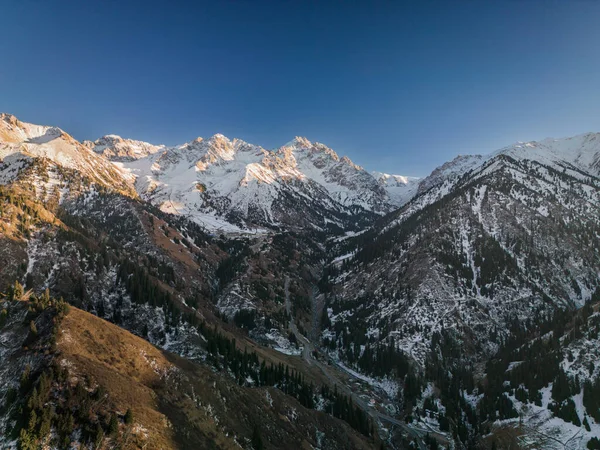 Tian Shan Medeu 'daki Serkebai Dağı.