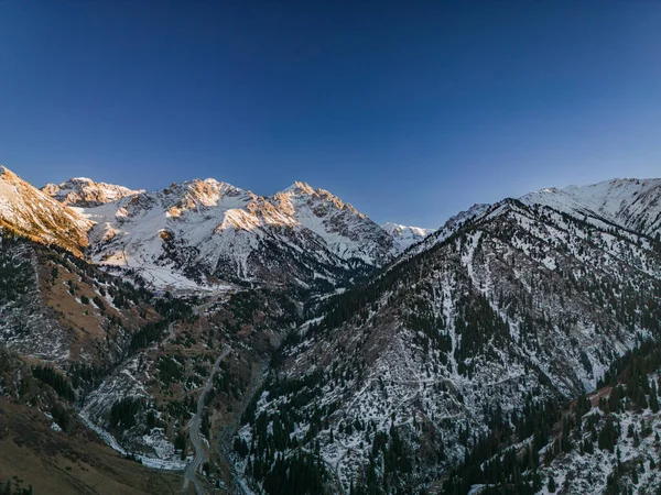 Tian Shan Medeu 'daki Serkebai Dağı.