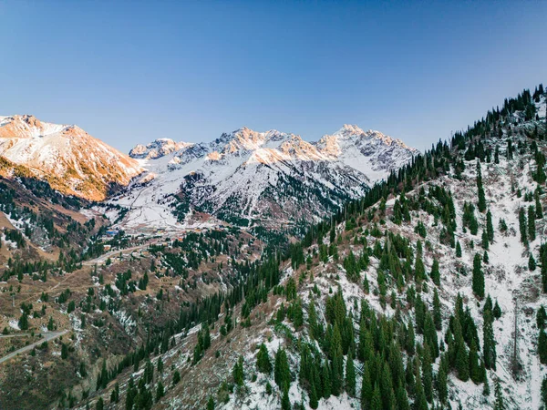 Tian Shan Medeu 'daki Serkebai Dağı.
