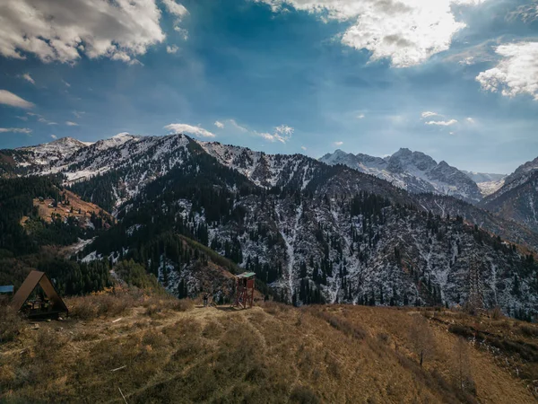 Tian Shan Medeu 'daki Serkebai Dağı.