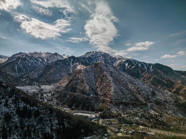 Tian Shan Medeu 'daki Serkebai Dağı.