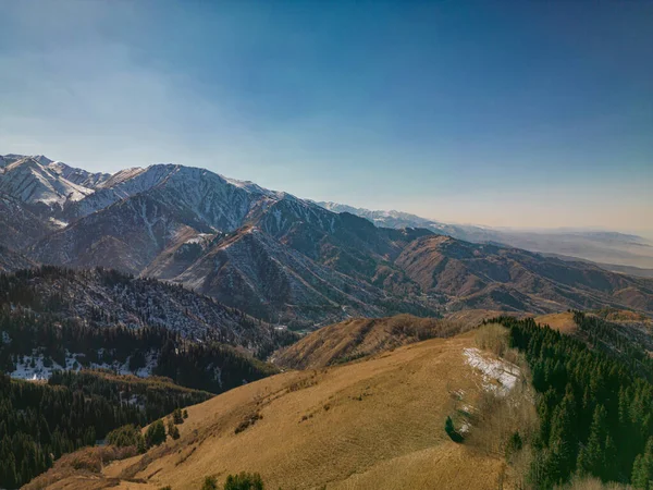 Tian Shan Medeu 'daki Serkebai Dağı.