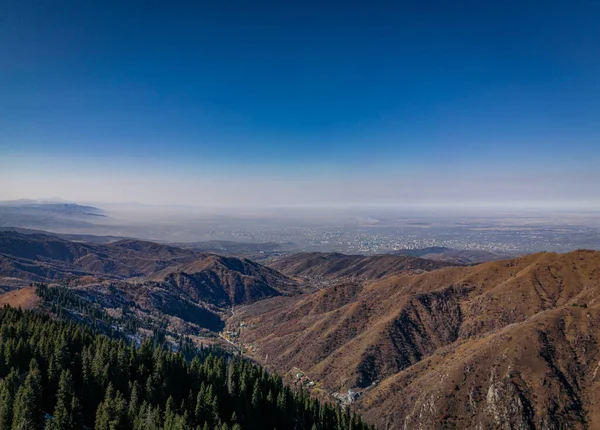 Tian Shan Medeu 'daki Serkebai Dağı.