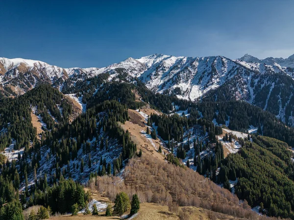 Tian Shan Medeu 'daki Serkebai Dağı.