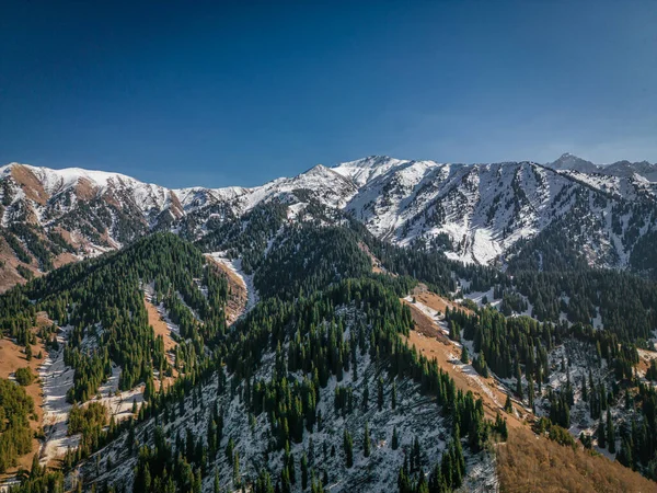 Tian Shan Medeu 'daki Serkebai Dağı.