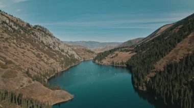 İnanılmaz Dağ Gölü Kolsai Gölü Kazakistan Ulusal Parkı