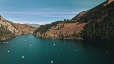 İnanılmaz Dağ Gölü Kolsai Gölü Kazakistan Ulusal Parkı