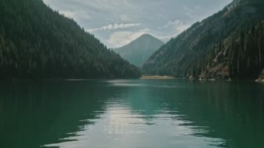İnanılmaz Dağ Gölü Kolsai Gölü Kazakistan Ulusal Parkı