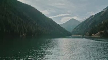 İnanılmaz Dağ Gölü Kolsai Gölü Kazakistan Ulusal Parkı