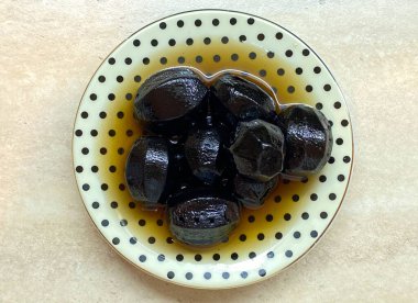 Tabakta yeşil ceviz reçeli. Yakın plan.