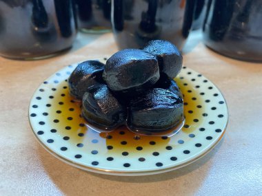 Tabakta yeşil ceviz reçeli. Yakın plan.