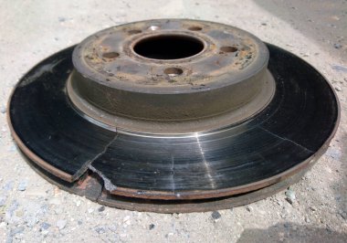 Çatlamış araba fren diski.