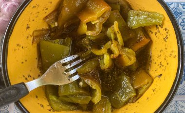 Baharatlı ve soslu doğranmış biber tabağı. yakın plan