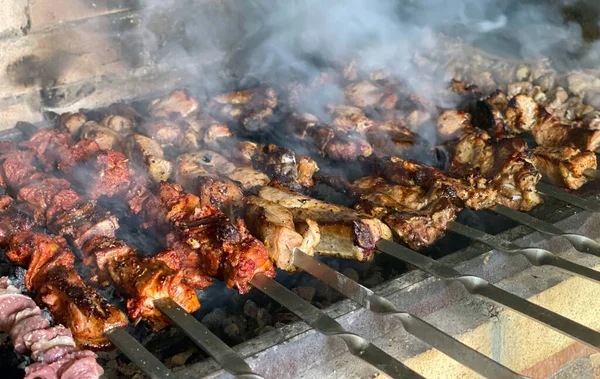 Kebab Shish Carne Diferente Espetos Metálicos Uma Grade Pedra — Fotografia de Stock