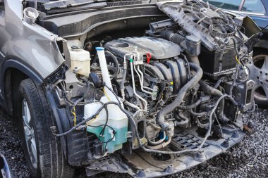 Arabanın ön kısmı motor görüntüsüyle parçalanmış. Ön tampon ve kaput yok.