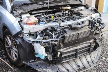 Arabanın ön kısmı motor görüntüsüyle parçalanmış. Ön tampon ve kaput yok.