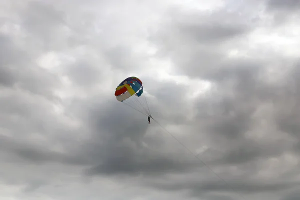Skydiver Enjoys Cloudy Sky Ocean — Stock Photo, Image