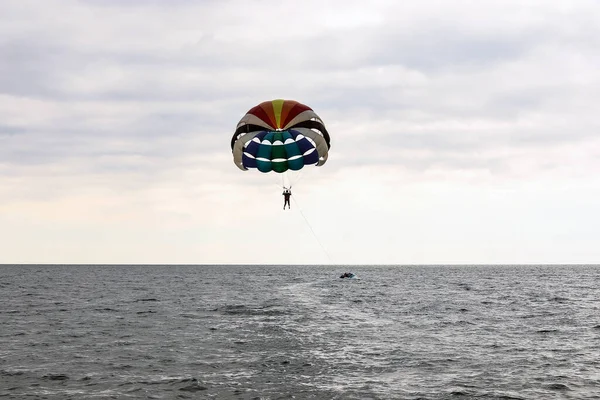 Skydiver Enjoys Cloudy Sky Ocean — Stock Photo, Image