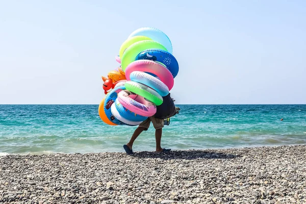 Plajda yürüyen şişme bir sokak satıcısı.
