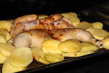 Fırında tavuk ve patates.