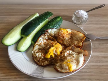 Biber ve salatalık dilimli kızarmış yumurta.