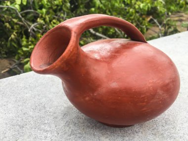 Bahçedeki eski sürahi Bahçenin arka planında