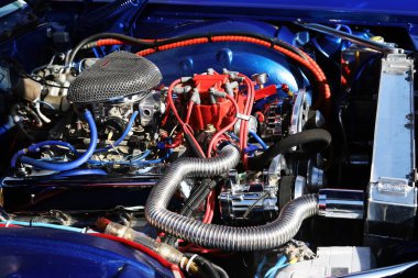 Güçlü motoru olan eski bir arabanın motor bölmesi.