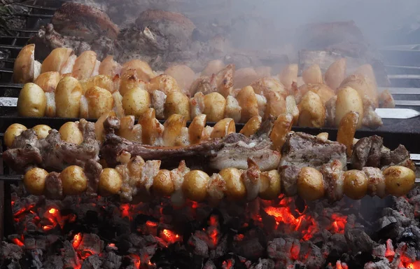 Patates Şiş Kebap Kızgın Kömürlerin Üzerindeki Metal Şişler Üzerine Dizilmiş — Stok fotoğraf