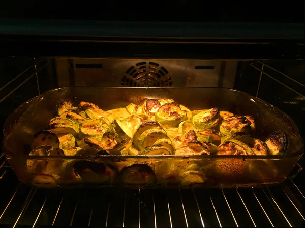 オーブンでズッキーニを焼きます 緑とバターとスライスされたクルーツ — ストック写真