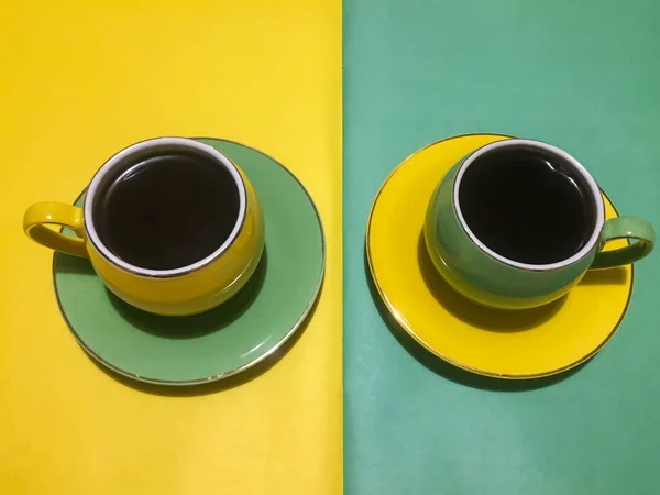 Tazas Café Con Platillos Verde Amarillo — Foto de Stock