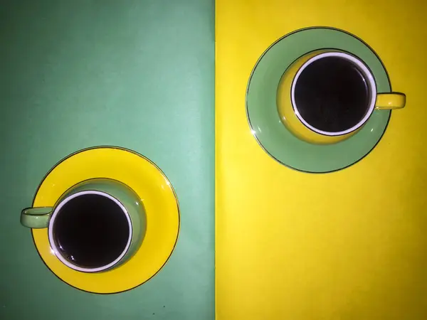 Κύπελλα Καφέ Δίσκους Πράσινο Και Κίτρινο — Φωτογραφία Αρχείου