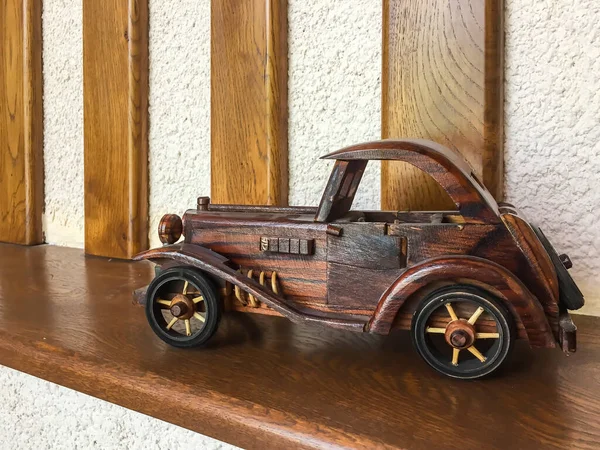 Tahtadan Yapılmış Eski Bir Arabanın Hatıra Modeli — Stok fotoğraf
